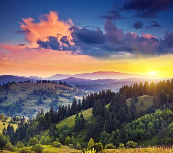 황혼에 아름 다운 푸른 언덕 — 스톡 사진