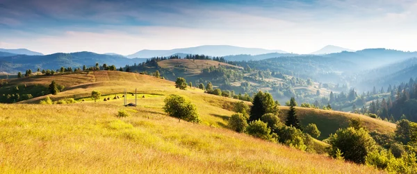 Gelben Hügel mit blauer Himmel — Stockfoto