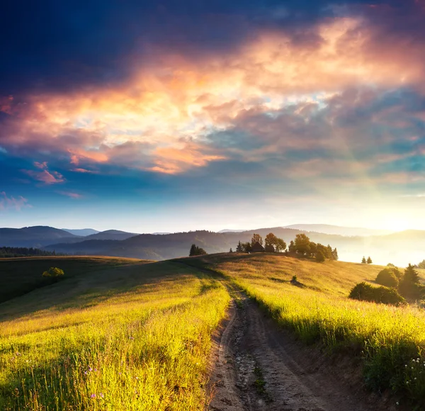 Schönen grünen Hügeln in der Abenddämmerung. — Stockfoto