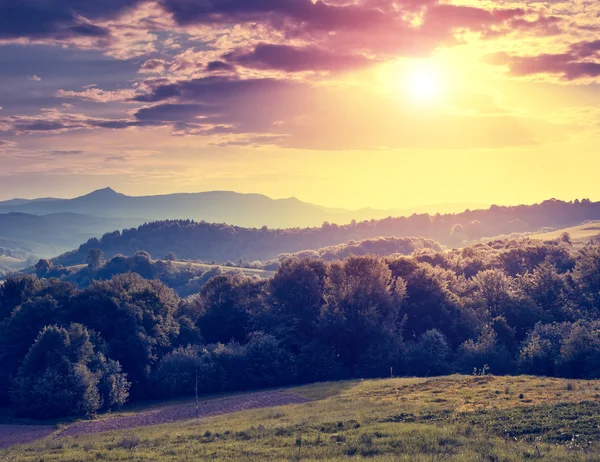 Giornata di sole è nel paesaggio montano . — Foto Stock