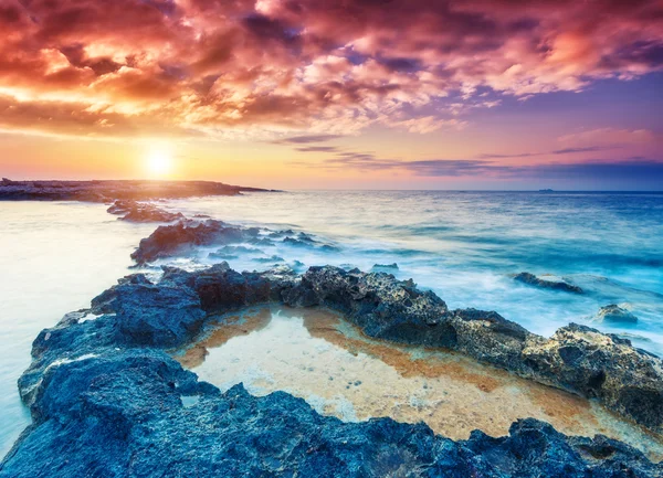 Increíble sol de la mañana sobre el mar. —  Fotos de Stock