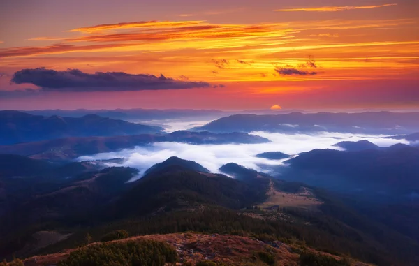 Sunny horská krajina — Stock fotografie