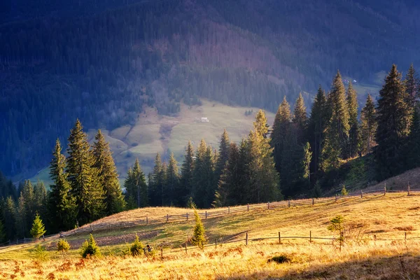 Montanhas mágicas paisagem — Fotografia de Stock