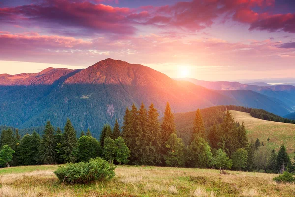 Paisaje de hermosas montañas — Foto de Stock