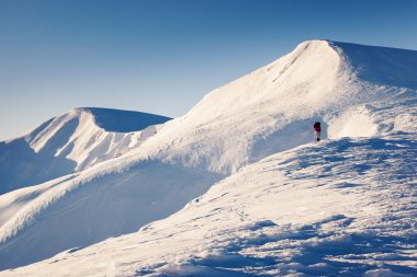 Dağ güneş parlıyor.