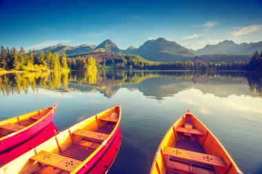 dağ Gölü üzerinde ahşap tekneler