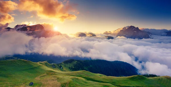 Auf das neblige Val di Fassa Tal — Stockfoto