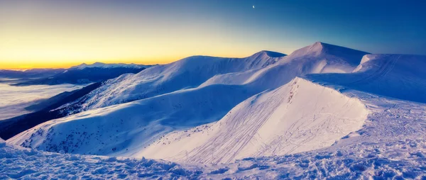 Bergskedjan glödande av varmt solljus — Stockfoto