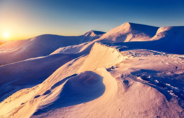 Bergskedjan glödande av varmt solljus — Stockfoto