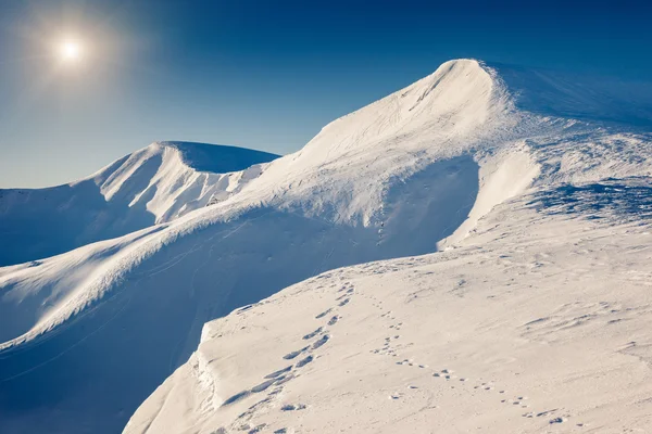 Chaîne de montagnes rougeoyant du soleil. — Photo