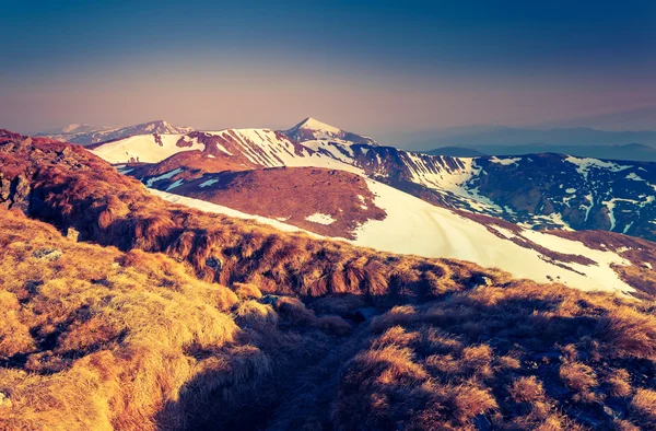 View of snowy peaks glowing by sunlight. — Stockfoto