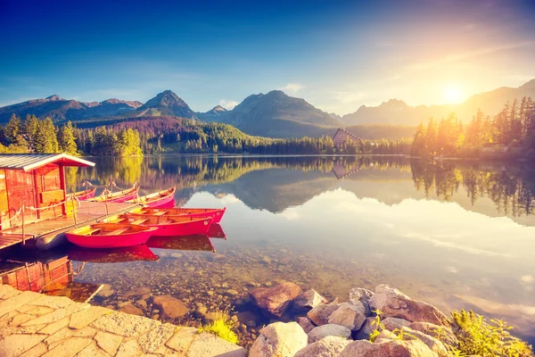 Dřevěné lodě na horské jezero — Stock fotografie