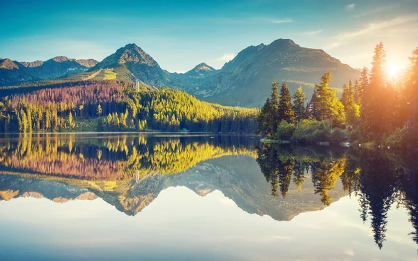 Fantastické horské jezero — Stock fotografie