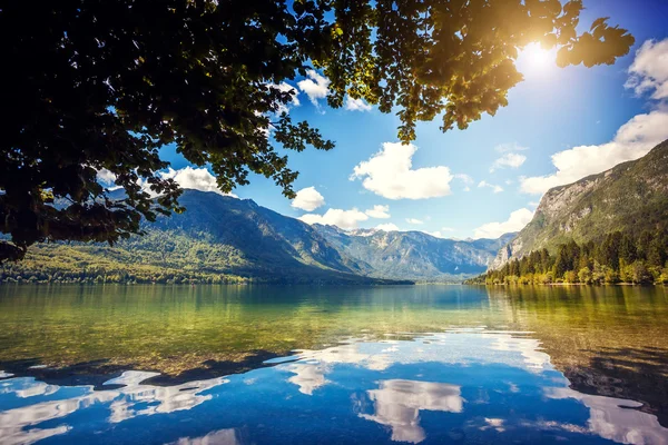 Fantastico lago di montagna — Foto Stock