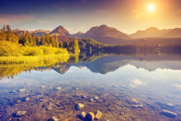 Fantastico lago di montagna — Foto Stock