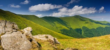 dağ manzarası ve bulutlu gökyüzü
