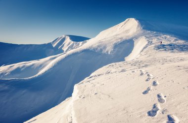 Dağ güneş parlıyor.