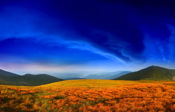 Paisaje de hermosas montañas — Foto de Stock