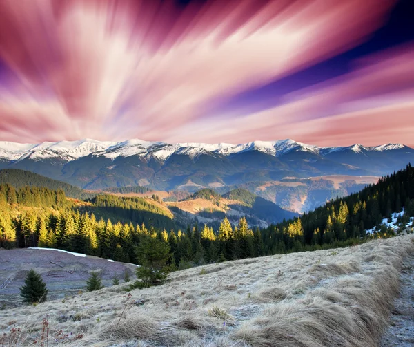 Gebirge unter Morgenhimmel mit Wolken — Stockfoto