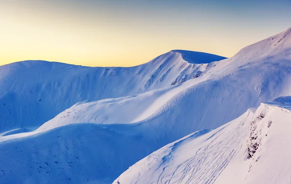 Bergketen gloeiende door zonlicht. — Stockfoto