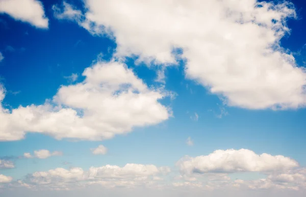 Weiße flauschige Wolken — Stockfoto