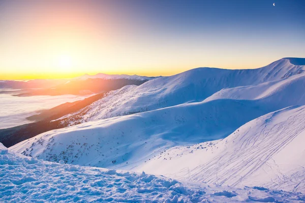 Chaîne de montagnes rougeoyant du soleil chaud — Photo