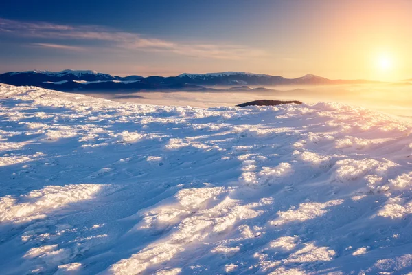 Gama de la montaña que brilla por la luz solar caliente — Foto de Stock