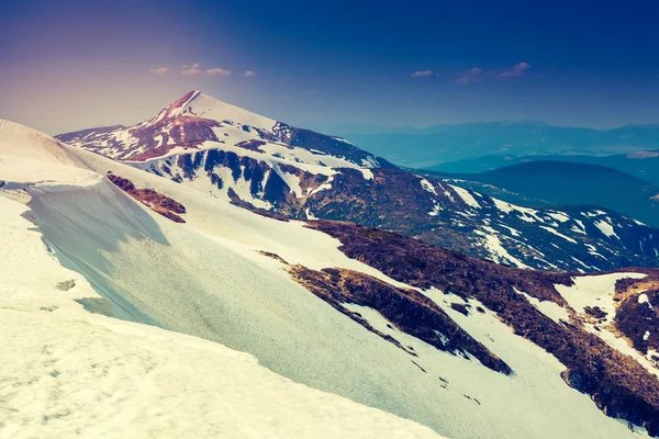 Vista majestosa de picos nevados — Fotografia de Stock