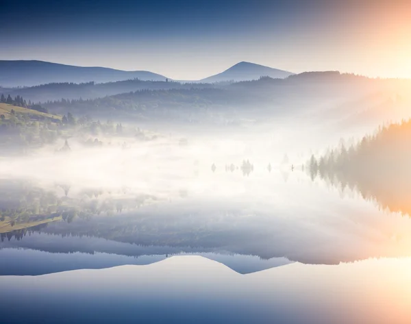 Mlžný den a světlé hory — Stock fotografie