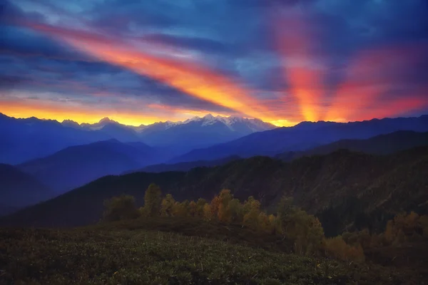 Rode zonnestralen met bewolkte hemel — Stockfoto