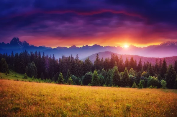 Fantástica montanha brilhando por luz solar. — Fotografia de Stock