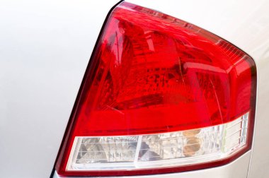 Kırmızı otomotiv başlığı lambası.