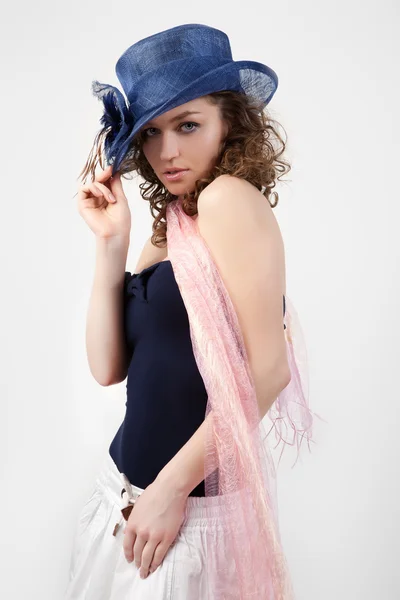 Portret atrakcyjna kobieta elegancka w niebieski kapelusz. — Zdjęcie stockowe