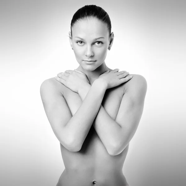 Schwarz-Weiß-Foto der schönen Frau. — Stockfoto