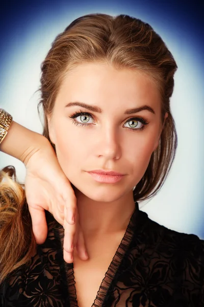 Retrato de una hermosa joven con la cara limpia. — Foto de Stock