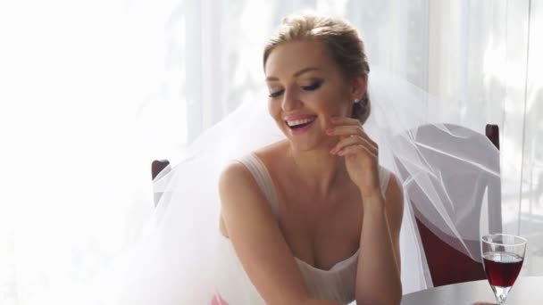 Splendida ragazza come sposa sorridente . — Video Stock