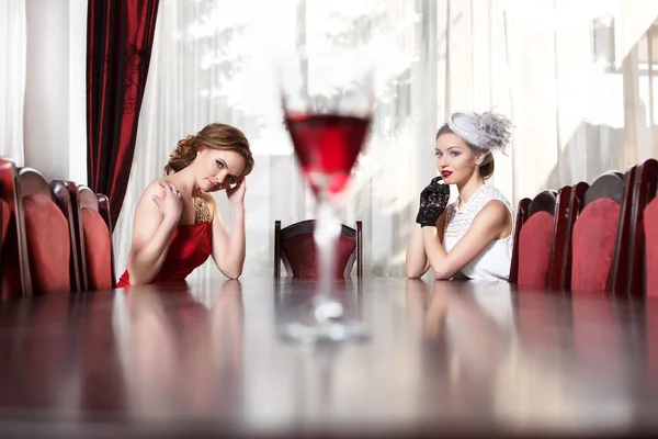 Twee vrouwen zitten aan tafel in een restaurant — Stockfoto