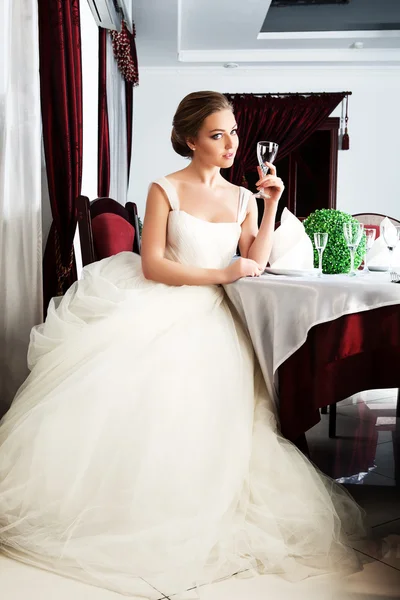 Bruid in restaurant. — Stockfoto