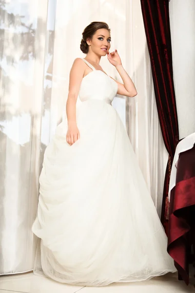 Žena nosí luxusní svatební šaty. — Stock fotografie