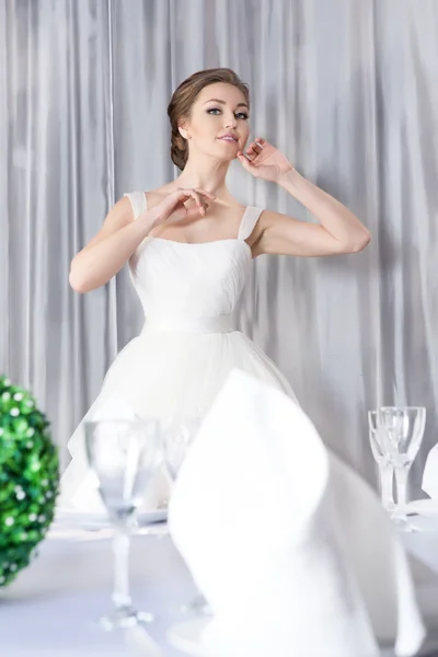 Sposa in ristorante . — Foto Stock