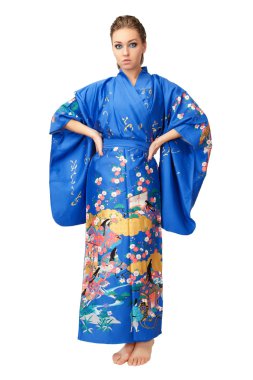 genç kadın olarak Japon kimono beyaz zemin üzerine izole.