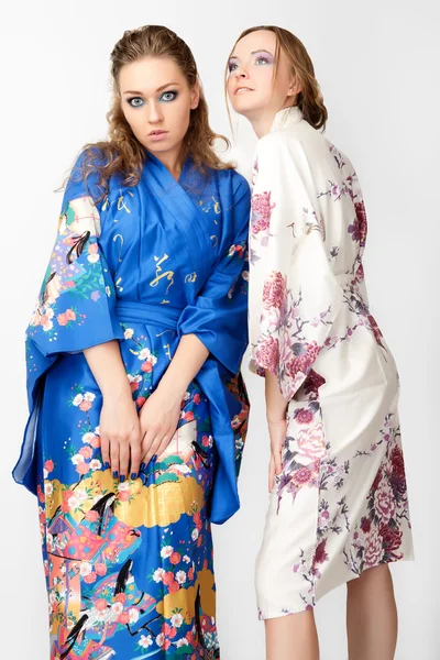 Deux jeunes femmes en kimono japonais — Photo