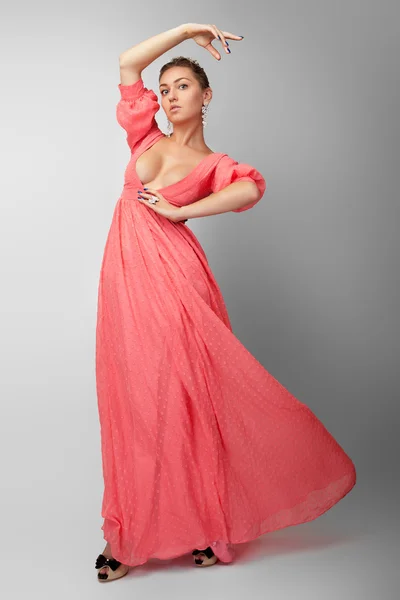 Vrouw in wapperen rode jurk. — Stockfoto