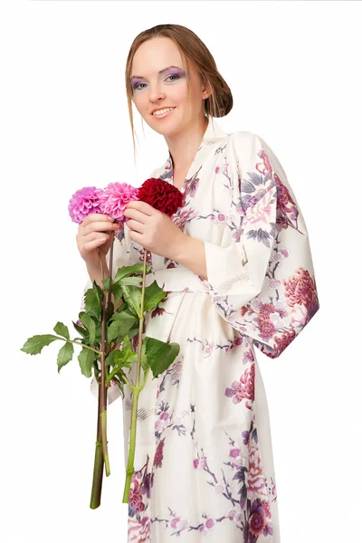 Жінка з квітами в японське кімоно — стокове фото