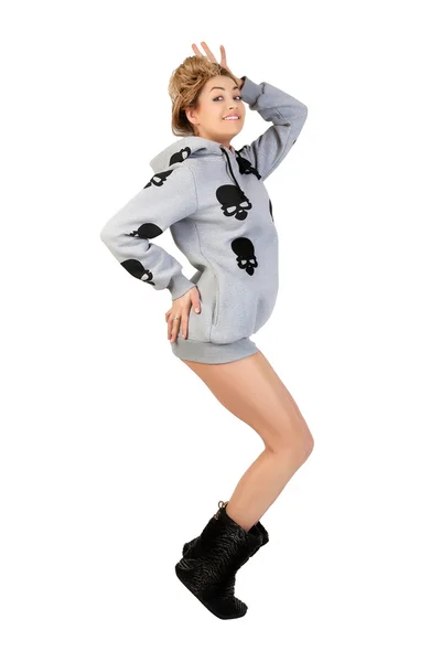 Mooi meisje in mode grijs pak en mode winter laarzen geïsoleerd op witte achtergrond. — Stockfoto