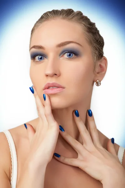 Portret van glamour sexy jonge vrouw met donker blauwe nagels. — Stockfoto