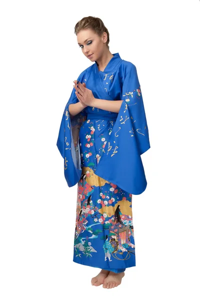 Молодая женщина в японском кимоно изолированы на белом фоне . — стоковое фото