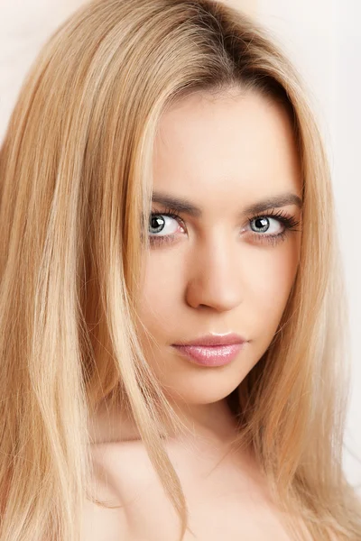 Close-up of a beautiful young woman looking away. — Stock Photo, Image