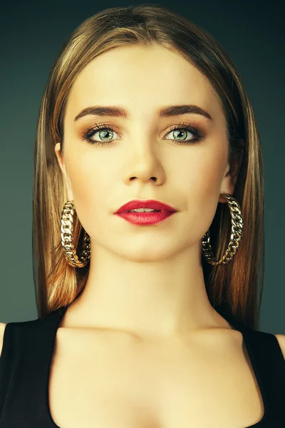 Retrato de estúdio de bela jovem com maquiagem elegante . — Fotografia de Stock