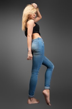 Siyah arka plan üzerine izole genç go-go dansı kız.